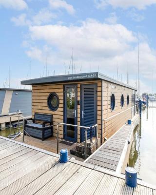 Comfortable houseboat in Marina Volendam