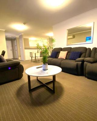 2 Bed 2 Bath Apartment in Braddon, Canberra - Pool, Gym and Free Parking