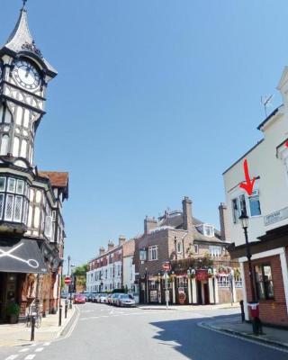 The Clock Tower Apartment - Spacious, Modern, 2 bed Apartment , Southsea with Free parking - sleeps 4