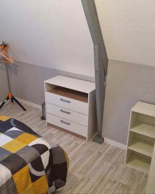 Belle chambre avec balcon