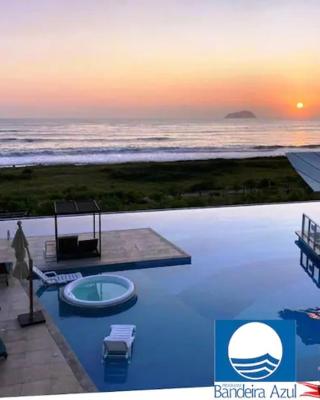 Apê estilo Resort c/ pé na areia e vista mar, próximo ao Beto Carrero