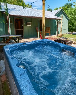 Steps from Downtown Pigeon Forge Parkway + Private Hottub and firepit - Wifi - Firefly Bungalows