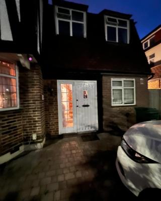 Barnet Serviced Accommodation - Elegant 5-Bedroom Home, Just a 7-Minute Stroll from High Barnet Station - Book Your Stay Today!"