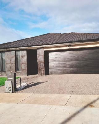 Modern and cosey 4 bedroom house walk to beach