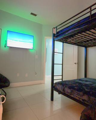 Marlins Park Suites - Apartment 4 - Cafe Colada Suite