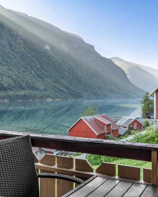 Cabin alongside the beautiful fjærlandsfjord