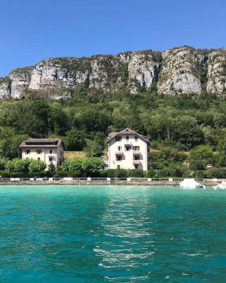 Rare 2 bedroom with private beach on Lake Annecy