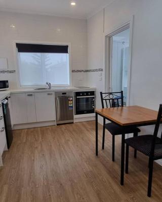 Modern 1 bedroom studio free parking close to CBD