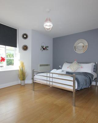 Lovely 2 Bed 2 Bath Flat & Parking by CozyNest