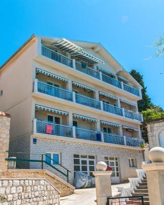Apartments by the sea Brist, Makarska - 15714