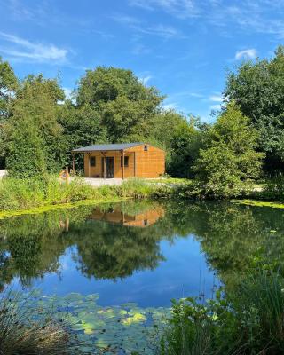 Kingfisher Cabin - Wild Escapes Wrenbury off grid glamping - ages 12 and over