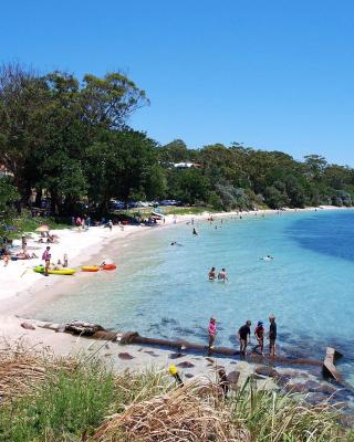 Dutchie's Sand & Sea Beach House - easy walk to the beach