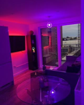 Perfect spacious 1 bedroom flat with night lights
