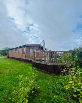 Hedgerow Lodge with Hot Tub