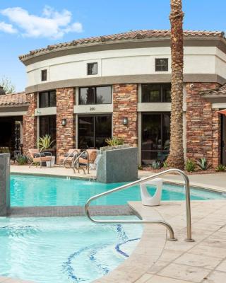 CozySuites Glendale by the stadium with pool 04
