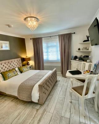 THE KNIGHTWOOD OAK a Luxury King Size En-Suite Space - LYMINGTON NEW FOREST with Totally Private Entrance - Key Box entry - Free Parking & Private Outdoor Seating Area - Town ,Shops , Pubs & Solent Way Walking Distance & Complimentary Breakfast Items
