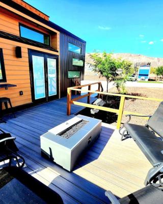 Designer Modern Tiny Home w All of The Amenities
