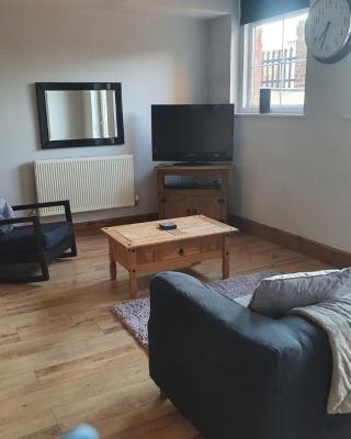 Spacious fully furnished 2 bed appartment next to BAE,