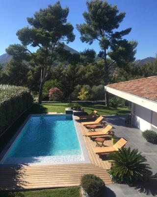 Chambre luxe dans villa de standing avec piscine, accès discret et indépendant, terrasse arborée et parking privé