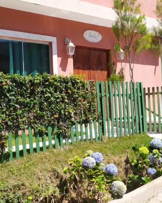 Kitinete amplo e aconchegante ao pé da serra