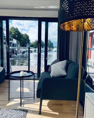 Waterview - Schwimmendes Ferienhaus auf dem Wasser mit Blick zur Havel, inkl Motorboot zur Nutzung
