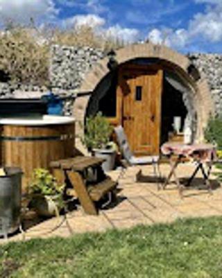 Romantic escape luxury Hobbit house with Hot tub!