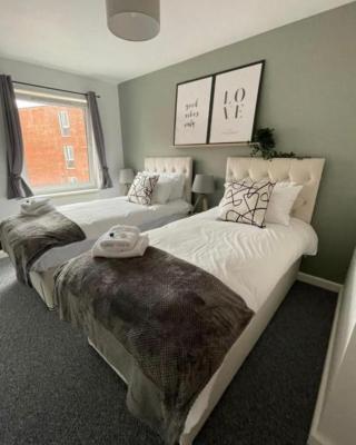 Hamble Lounge - Accomodation for Aylesbury Contractors & Industrial estate - Free Parking & WIFI Sleeps up to 6 people