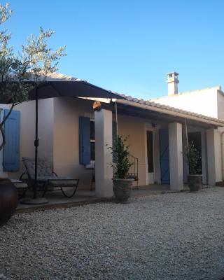 Gîte paisible aux pieds des Alpilles, parking privé