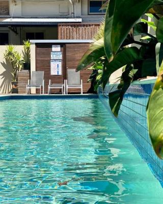 Poolside Apartment In Central Byron