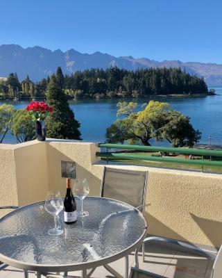 Lakefront Luxury Penthouse central Queenstown
