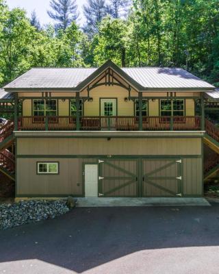 New Listing! Bavarian Cabin - 2 Bedrooms, 8 Minutes to Dahlonega, Hot Tub, Game Room