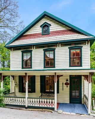 Enchanting Cottage, Center of Historic Downtown!