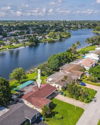 Private Lakefront Home in Miami/Pembroke