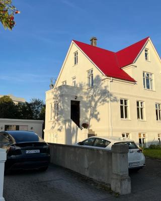 Reykjavik Urban Escape 2-Bedroom Haven with Private Entrance