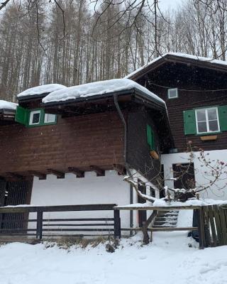 Kleine Alpenhütte in Lend neben der Salzach