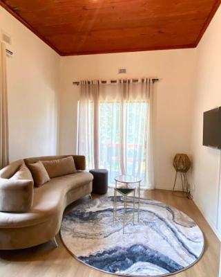 Angazi Guesthouse Unit 2 - Upmarket one bedroom apartment with pool