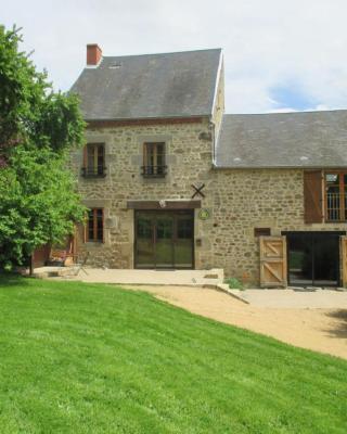 Grande maison en pierres avec jardin clos, proche des stations thermales et des Volcans d'Auvergne - FR-1-489-198
