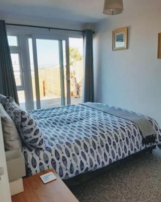 The Getaway - Modern 2 Bedroom Brixham Bungalow with sea peeps