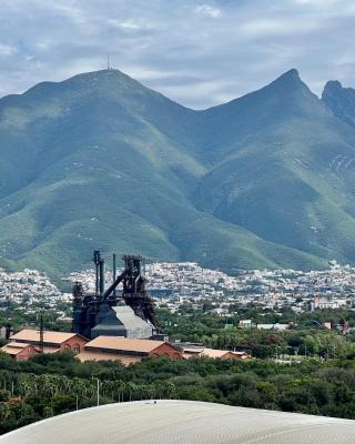 Industrial stylish 3-br. apartment & city views in front of Parque Fundidora & Arena Mty
