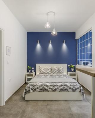 NAVA Apartment in the center with private parking of stayinthess