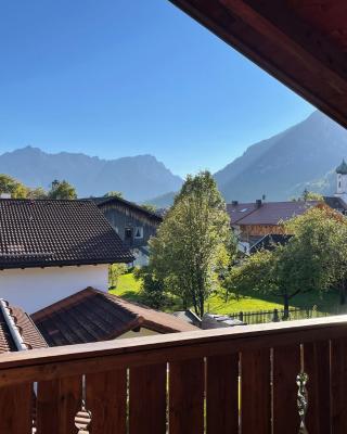 Dachgeschosswohnung mit traumhaftem Zugspitzblick bei Garmisch