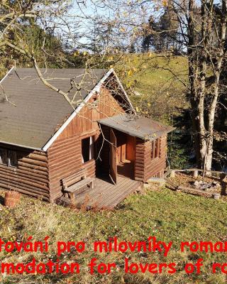 Srub na svahu sjezdovky v Radvanicích