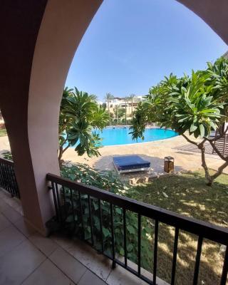 Ground floor apartment by circular pool in Talabay (sweet coffee apartment)
