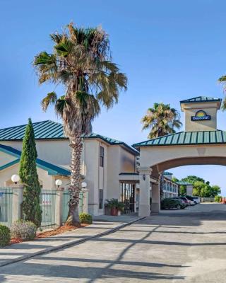 Days Inn & Suites by Wyndham Houston North - Spring