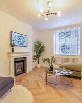 St Marg’s Hideaway; Grade II listed luxury apartment in the heart of Cheltenham - gateway to the Cotswolds! Sleeps 4 - outdoor seating and free private parking!