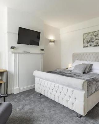 Luxury 3-Bed Apartment Near To London With Parking