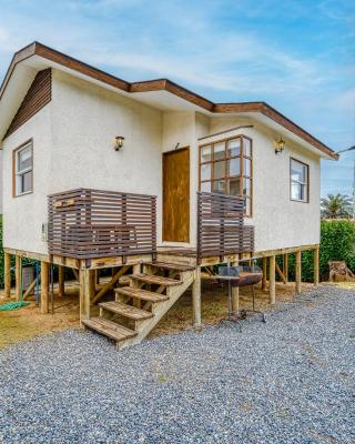 Breeze Cabin 2B W/Wifi, Smart TV & Parking.
