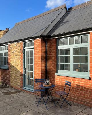 Forge Cottage - Pretty 1 Bedroom Cottage with Free Off Street Parking
