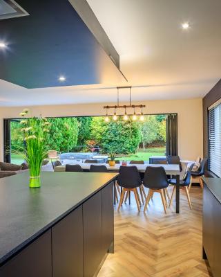 Big Groups-Hot Tub-Fire Pit-Pergola-Huge Garden-Spacious-Dog Friendly