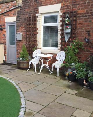 Leafy Lytham central Lovely ground floor 1 bedroom apartment with private garden In Lytham dog friendly